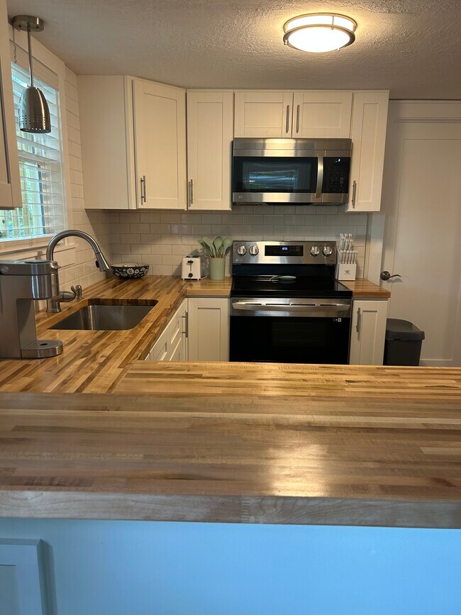 Building Photo - 208 A St