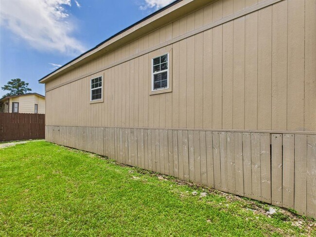 Building Photo - 21613 Erika Ct