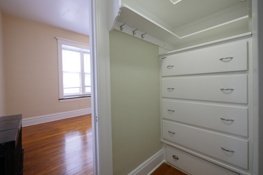 walk-in closet bedroom - 530 W South St