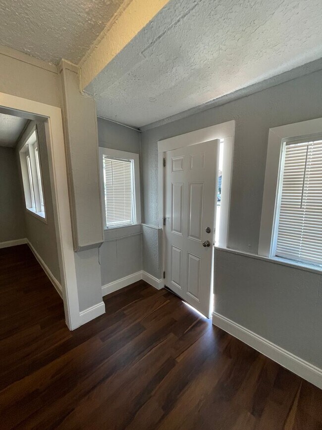 Building Photo - Single Family home available now!