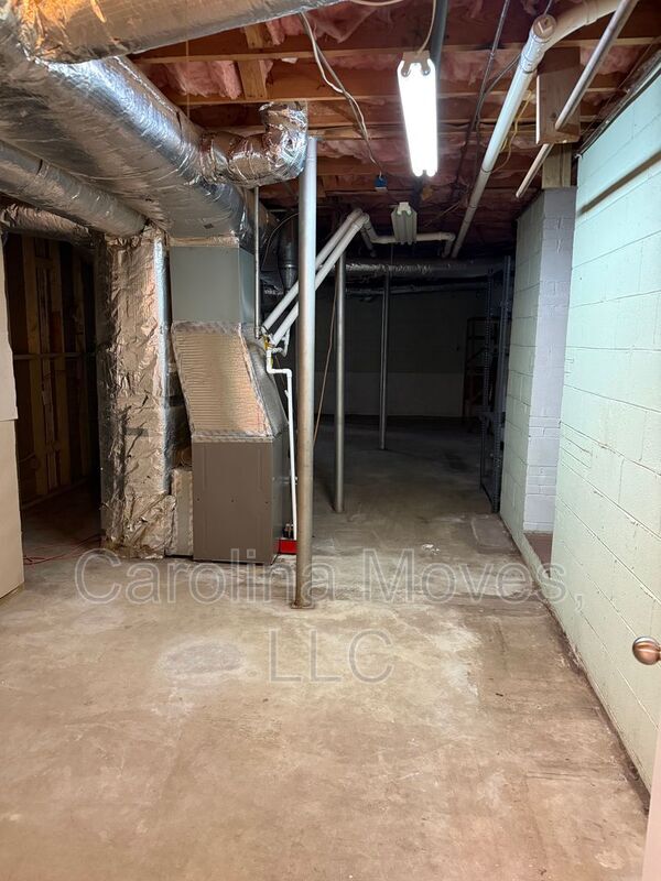 Building Photo - 708 W Lee Rd