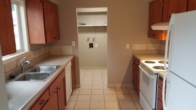 Building Photo - 312 N Silver Lake Ave