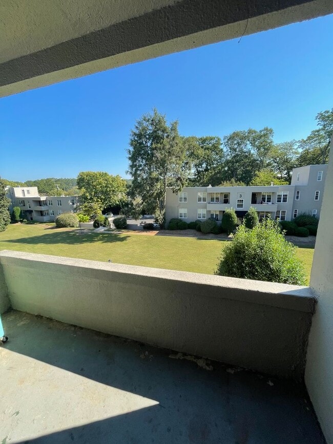 Building Photo - $500 off the First Months Rent!!!!! 1 Bedroom 1 Bath Condo at McDaniel Heights in the Heart of Hi...