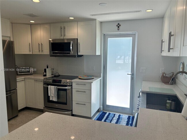 Building Photo - 881 Ocean Dr