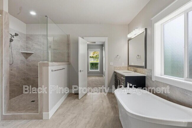 Building Photo - 3761 W Renhold Dr