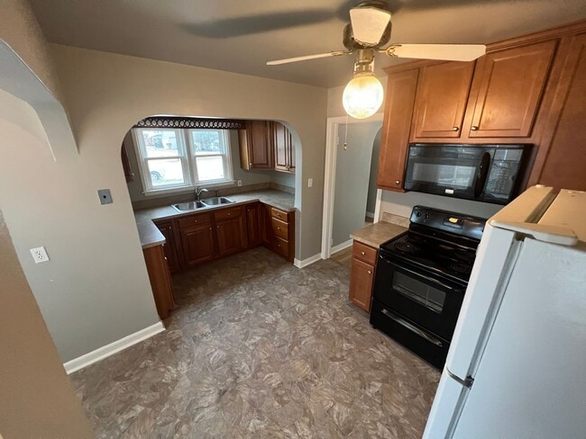 Building Photo - Absolutely Charming 3B 1B Bungalow