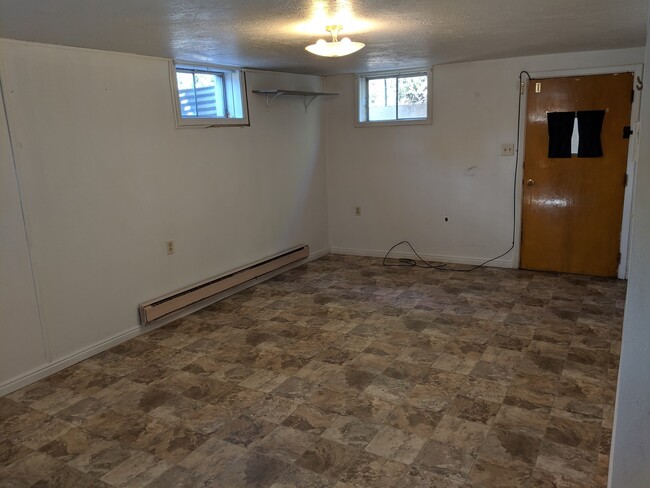 Building Photo - 2 bedroom 1 bath basement duplex with larg...