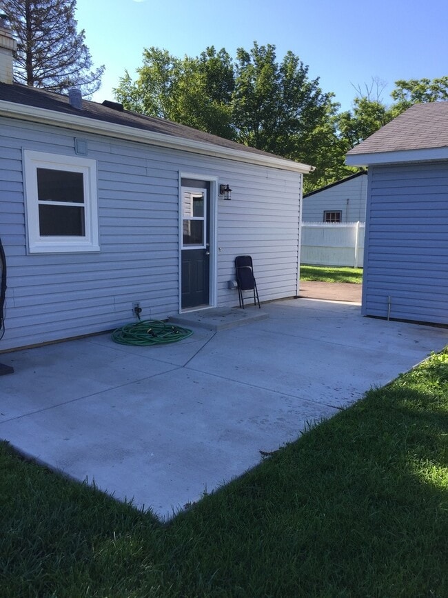 Building Photo - 2 Sweetbriar Ct