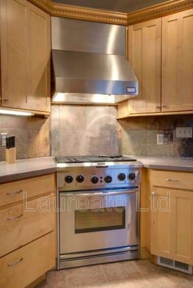 Building Photo - 2325 Ivanhoe St