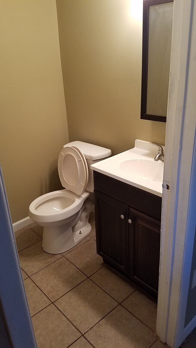 Building Photo - 20 Glenwood Dr