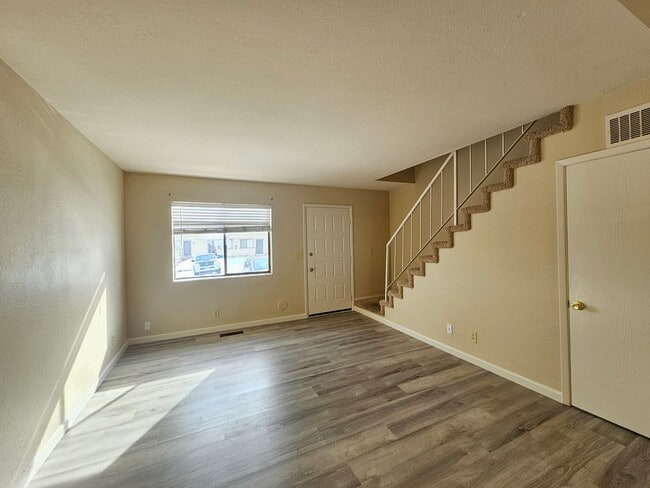 Building Photo - Immaculate 2 Bedroom Unit - Close to UNR!