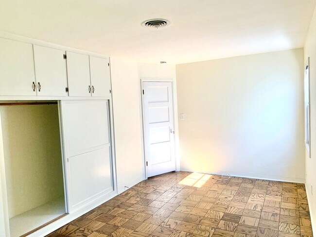 Building Photo - 140 G Ave