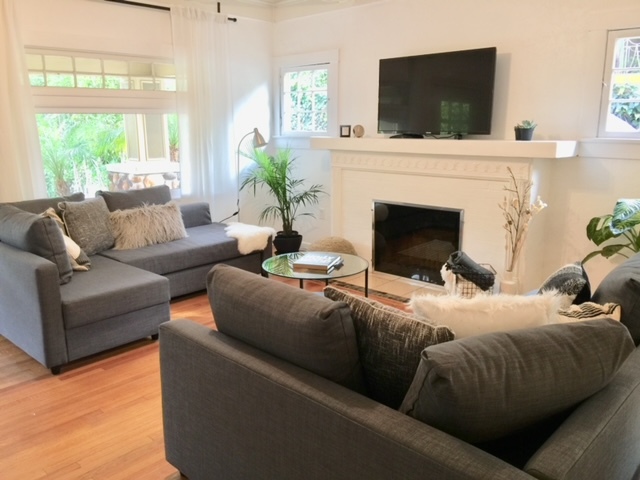 Living room - 2005 N Beachwood Dr