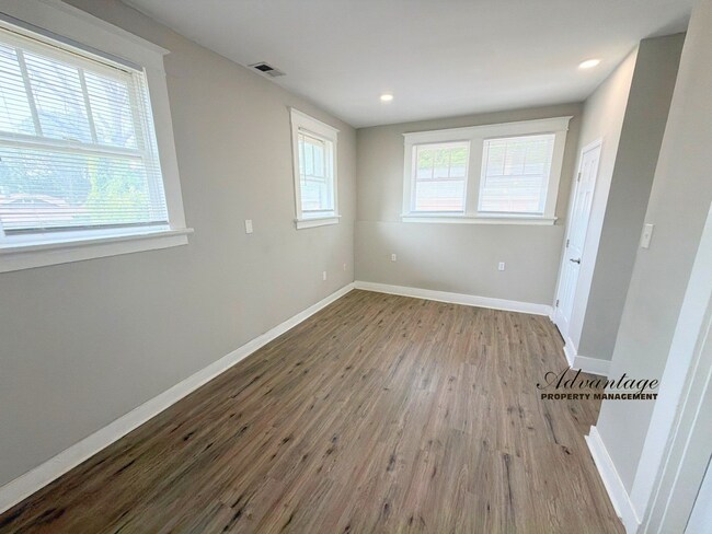 Building Photo - 525 N Waldran Blvd