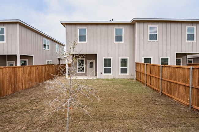 Building Photo - AVAILABLE NOW! GORGEOUS 4 BEDROOM DUPLEX LOCATED IN MIDLOTHIAN ISD!