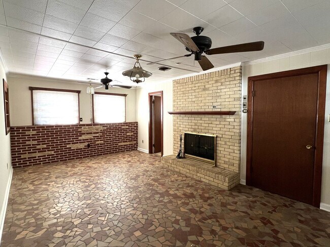 Building Photo - 1123 Oates Rd