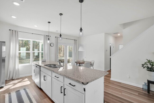 Building Photo - Bright & Welcoming 5-Bedroom Home in Richmond Hill, GA