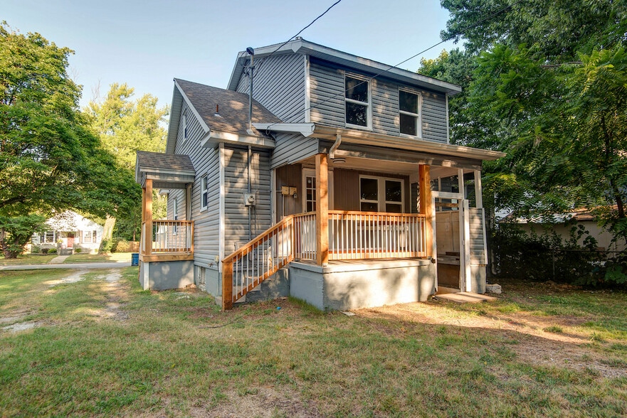 Building Photo - 1328 S Florence Ave