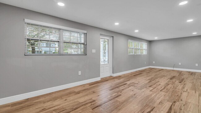 Building Photo - Spacious remodeled South Tampa 4BR/3BA hom...