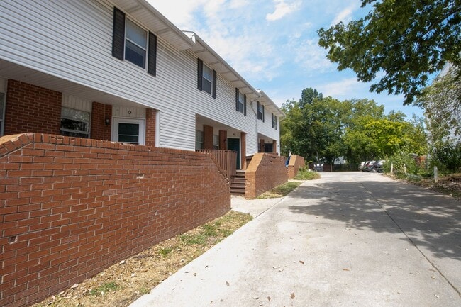 Building Photo - 3 Bed 2 bath Townhome