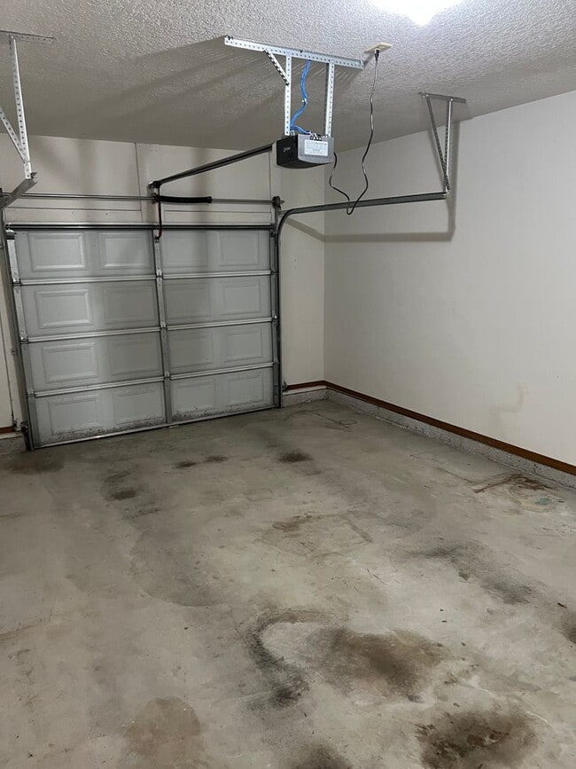 Building Photo - 3 bedroom 2 bath Spacious Duplex in great location!