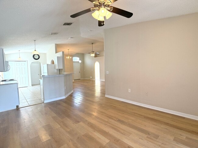 Building Photo - Perfect Location with Amenities Galore!