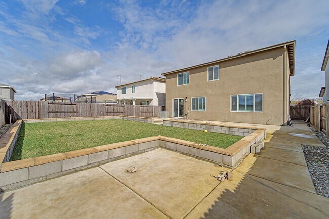 Building Photo - Big 3 bedroom 3 bath in Plumas Lake