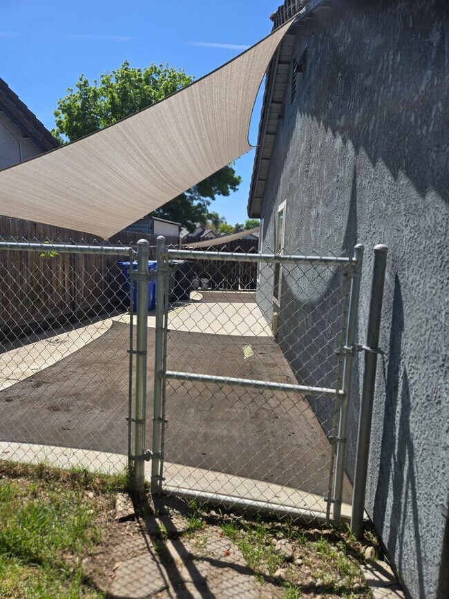 Building Photo - Pet Friendly solar home!