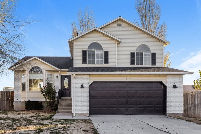 Primary Photo - 6089 Van Gogh Cir