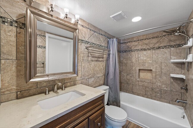 Building Photo - 3 Bedroom Townhome: Prime Location with Pool, Clubhouse and More!