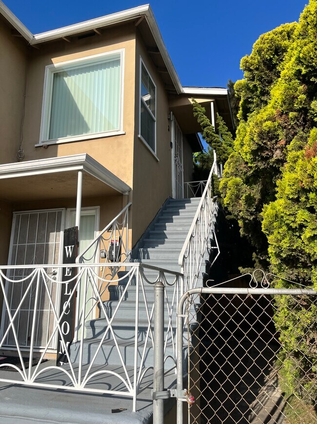 Upstairs unit - 520 S Inglewood Ave