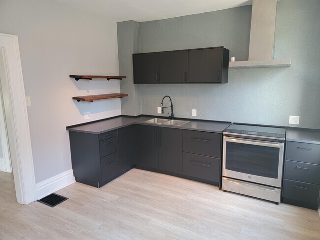 Building Photo - 1106 E Whittier St