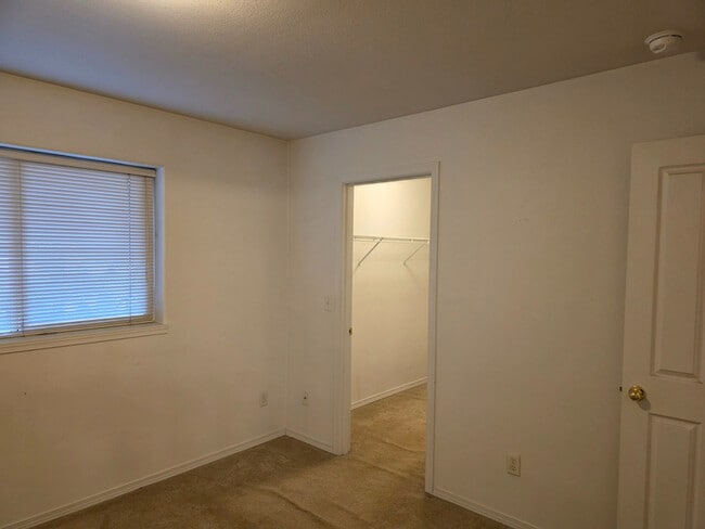 Building Photo - 931 NE Hidden Valley Dr