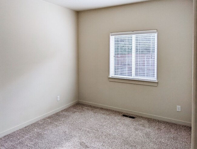 Building Photo - 958 Harbour Ln NE