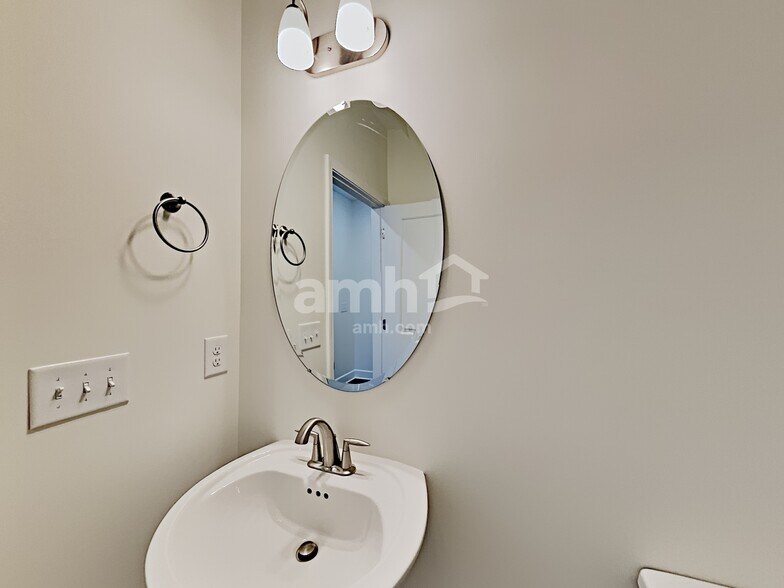 Building Photo - 4264 Longfellow Dr