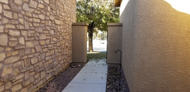 Building Photo - 4901 Oro Ln