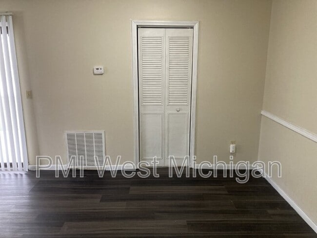 Building Photo - 6043 In the Pines Dr SE