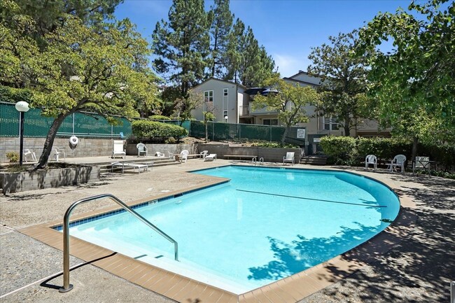 Building Photo - 250 Chilpancingo Pkwy