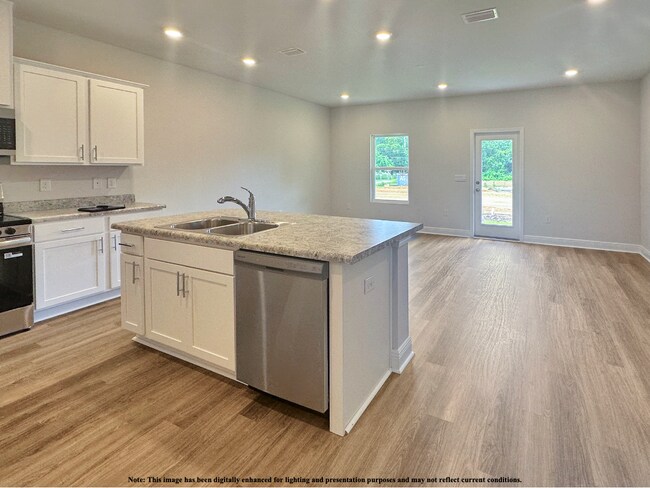 Building Photo - "Charming 3-Bed Townhouse Retreat with 2.5 Baths in Pensacola – Spacious 1537 Sq Ft!"
