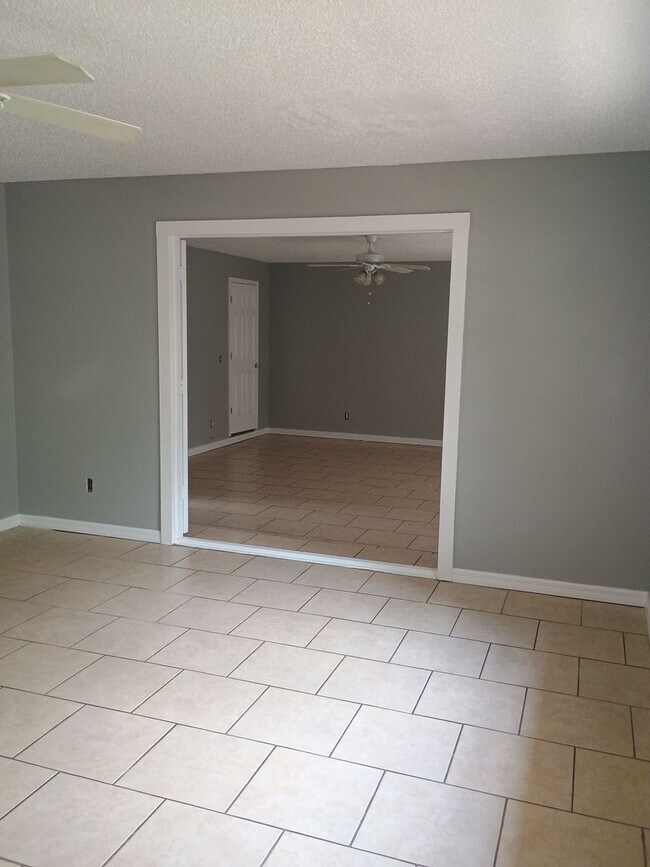 Building Photo - 4 bedroom 2 bathroom House- fenced in yard