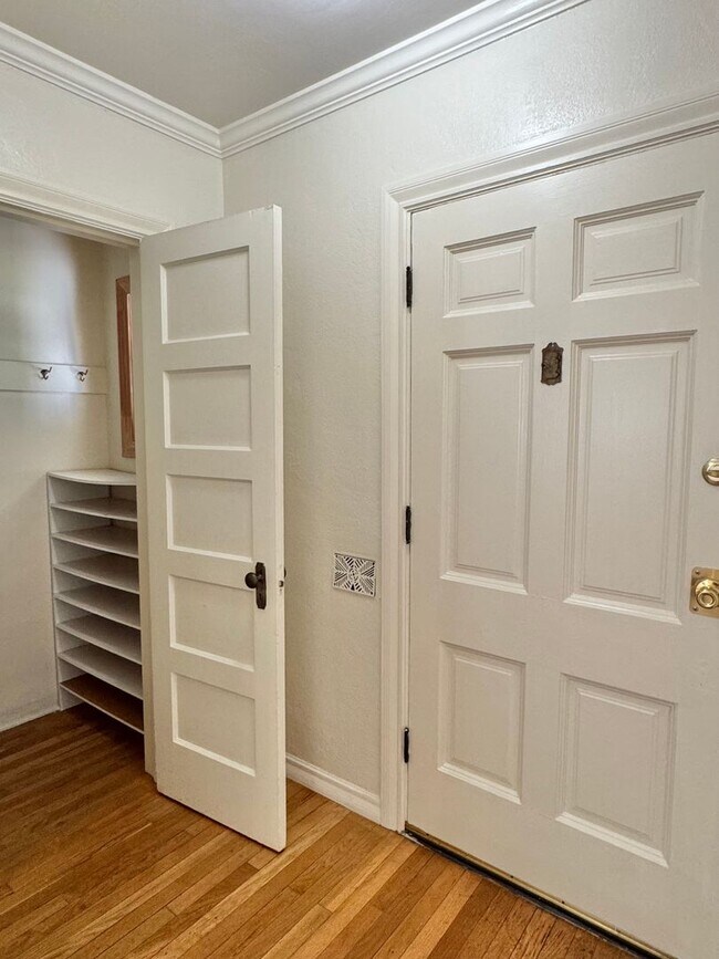 Building Photo - 548 W 4th Ave