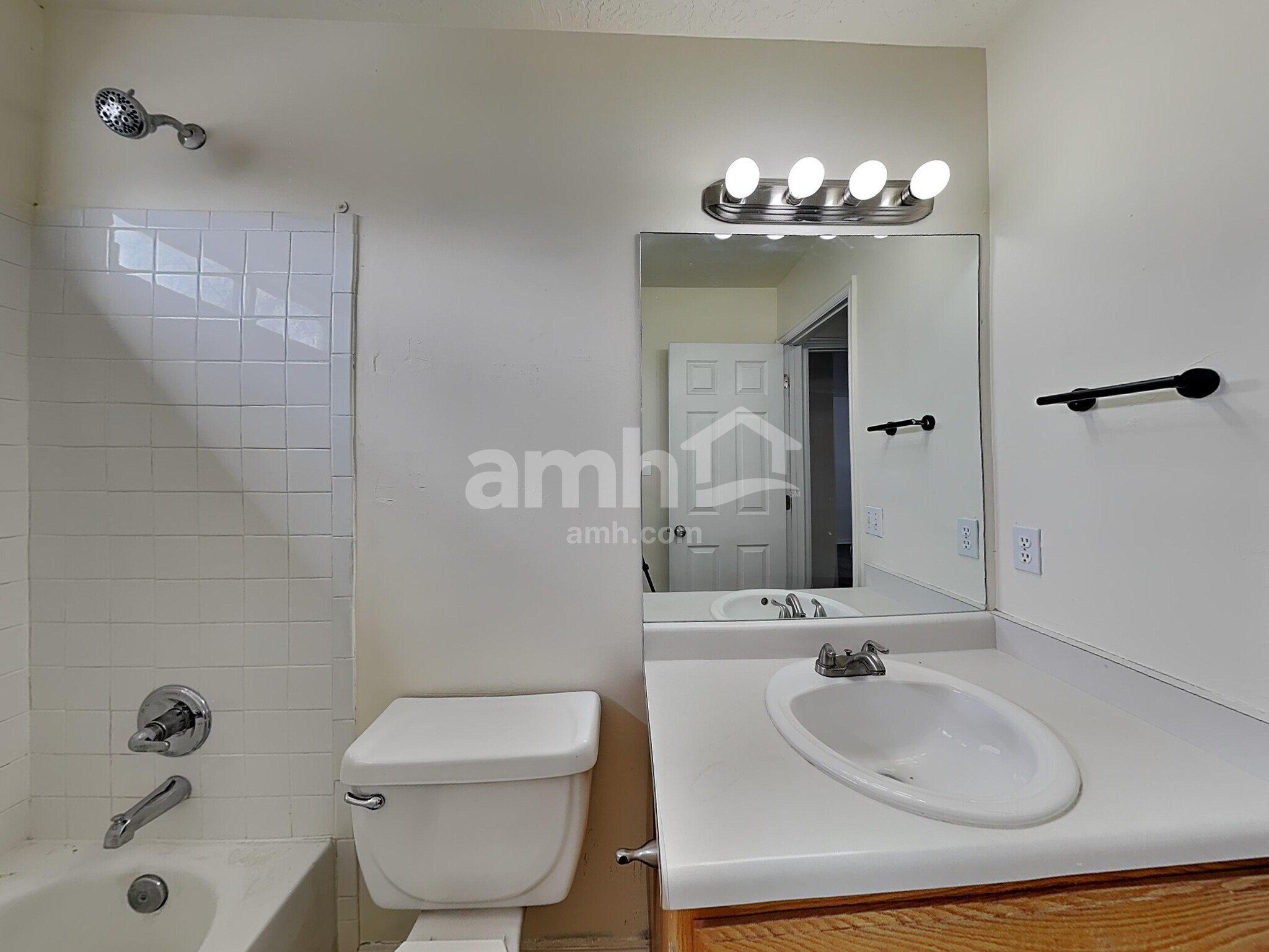 Building Photo - 817 Country Club Dr