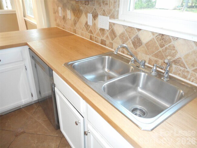 Building Photo - 8431 Leeper Dr