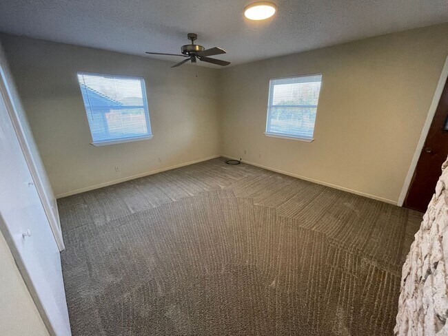 Building Photo - 552 Lawson Ln