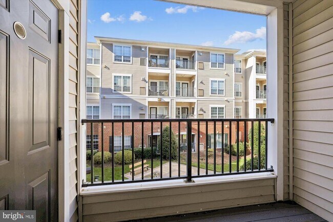 Building Photo - 4860 Eisenhower Ave