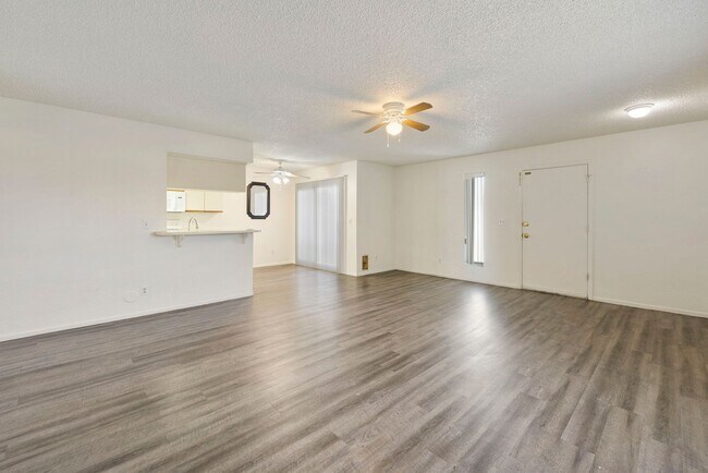 Building Photo - Moon Valley Townhouse at 7th and T-Bird!