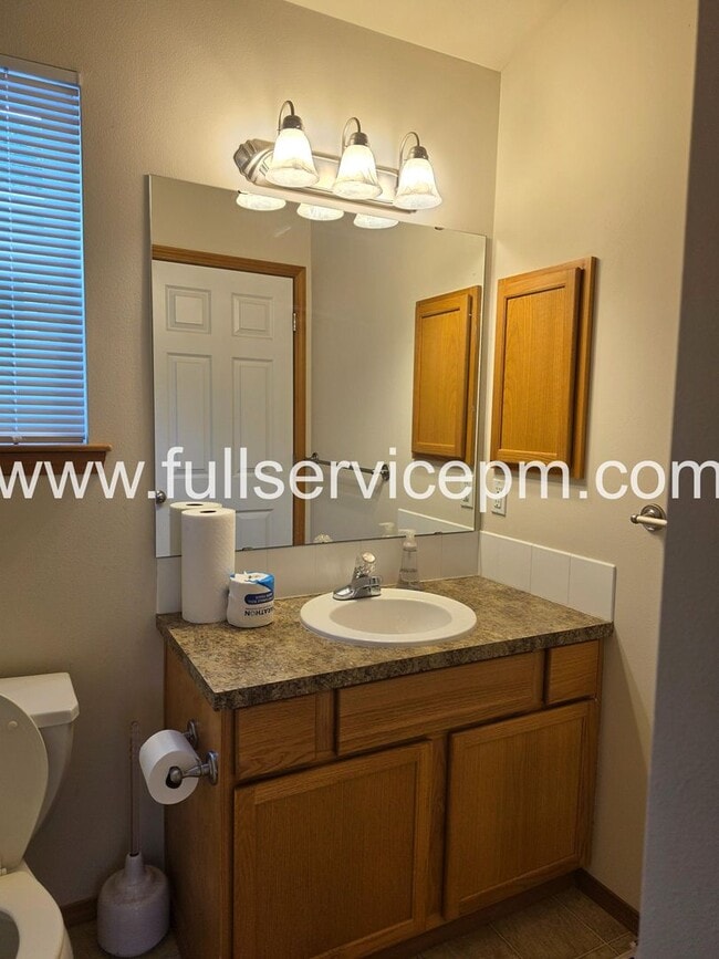 Building Photo - Private Drive Townhome Near Stone Ave N | 3 Bed, 2 Bath, 2-Car Garage, Deck + Fenced Yard