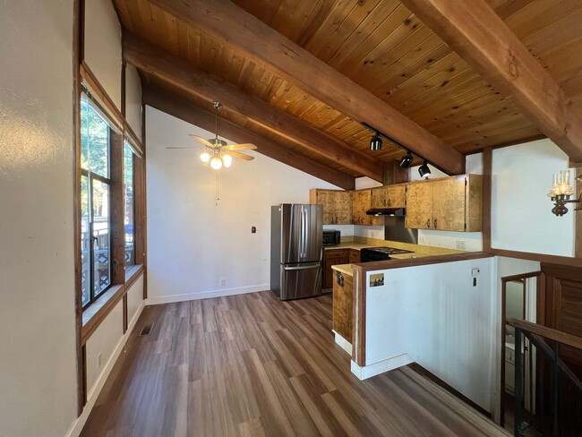 Building Photo - 3 bed 2.5 bath Lodge Style Duplex
