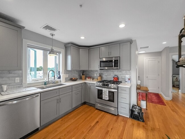 Building Photo - 19 Iona St