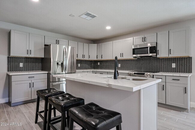 Building Photo - 11207 S Iroquois Dr